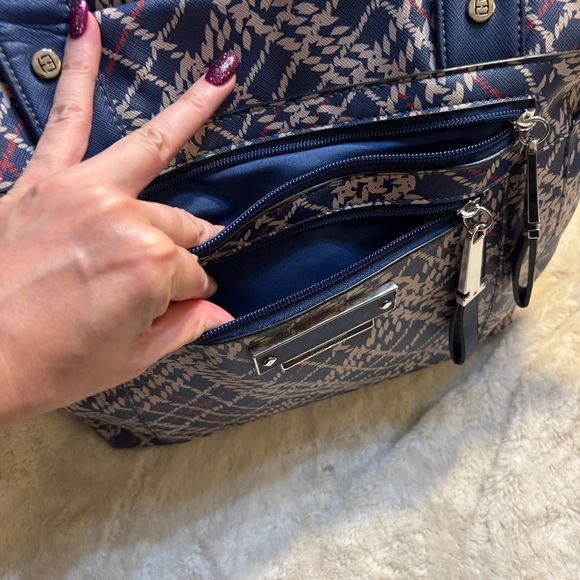 Ellen Tracy Tote Navy and Cream Geometric pattern Vinyl-feel Silver Hardware - Picture 7 of 16